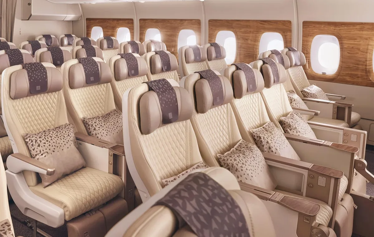 Ряды эконома Airbus A380 Etihad у иллюминаторов