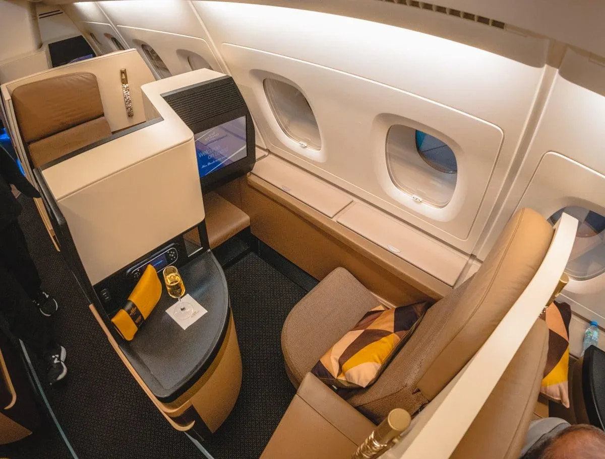 Кресло бизнес-класса Airbus A380 Etihad у окна с перегородкой
