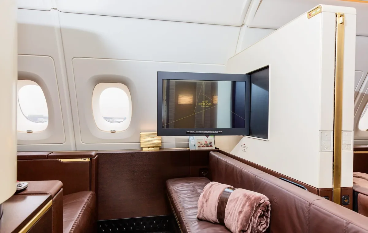 Кабина первого класса The Apartment на Airbus A380 Etihad: диван и экран