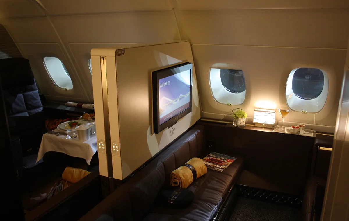 Кресло и столик в кабине первого класса Airbus A380 Etihad