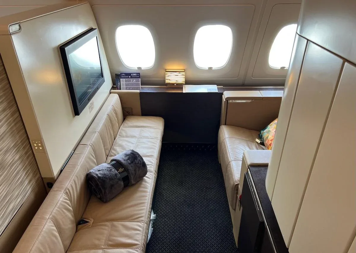 Гостиная The Residence на Airbus A380 Etihad с диваном и иллюминаторами