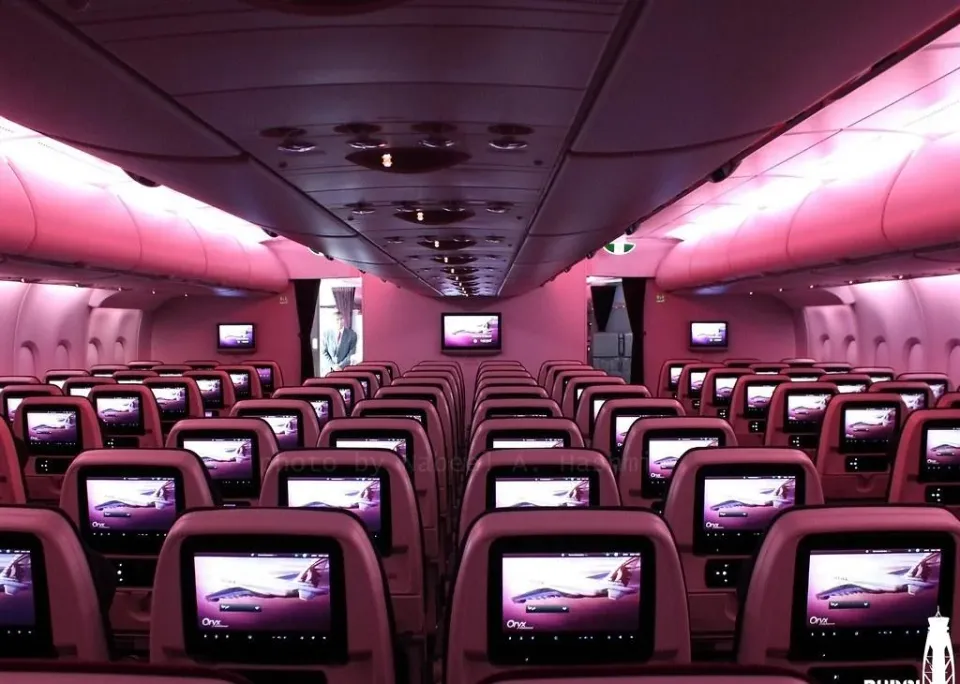 Эконом Airbus A380 Qatar Airways в розовой подсветке: экраны в каждой спинке