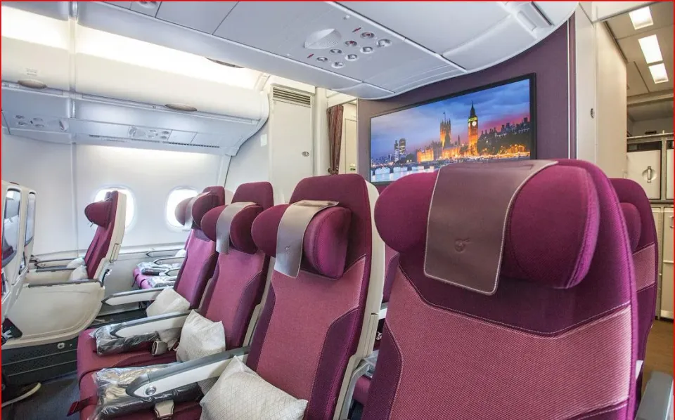 Бордовые кресла эконома у окна на Airbus A380 Qatar Airways