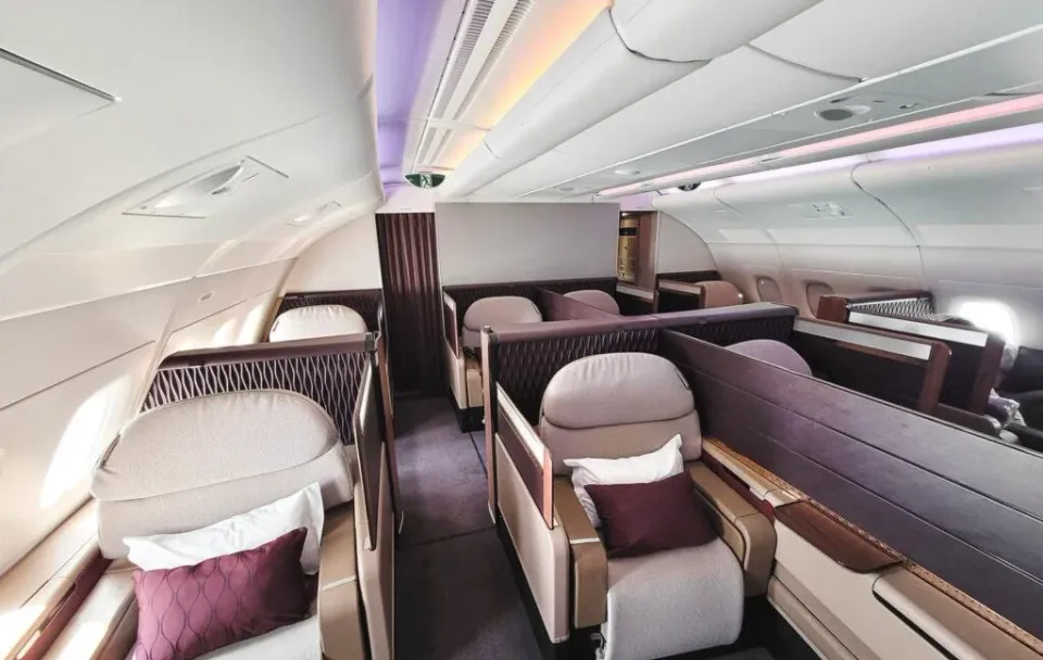 Первый класс Airbus A380 Qatar Airways: широкие кресла с подушками вдоль прохода