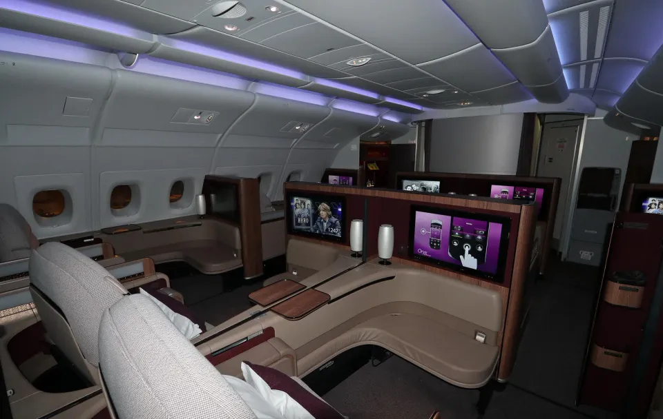 Салон первого класса Airbus A380 Qatar Airways у иллюминаторов, вид сбоку