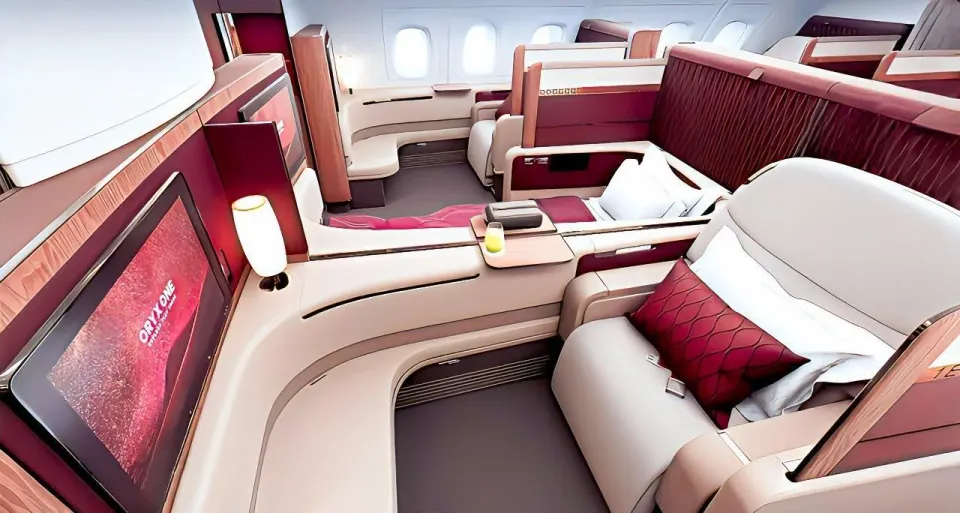 Кресло первого класса A380 Qatar с бордовой подушкой и перегородкой