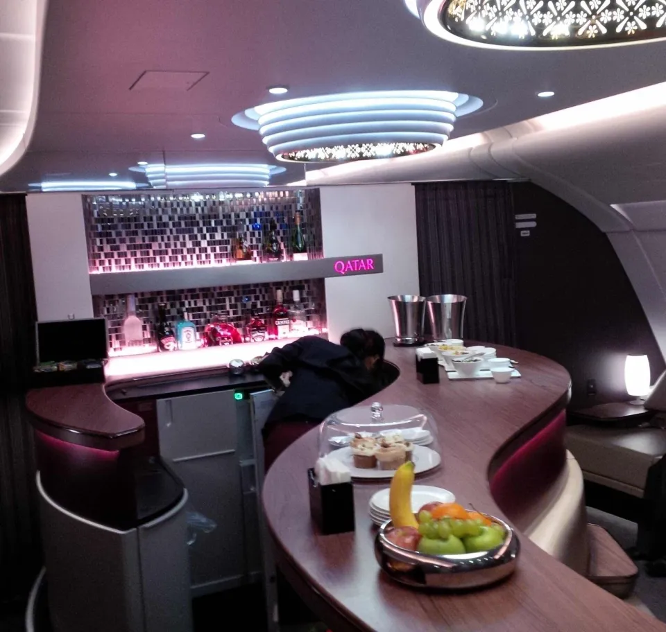 Барная стойка бортового лаунжа Airbus A380 Qatar Airways с фруктами и закусками