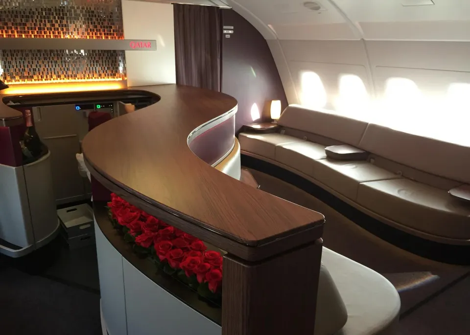 Стойка и диван бортового лаунжа Airbus A380 Qatar у иллюминаторов