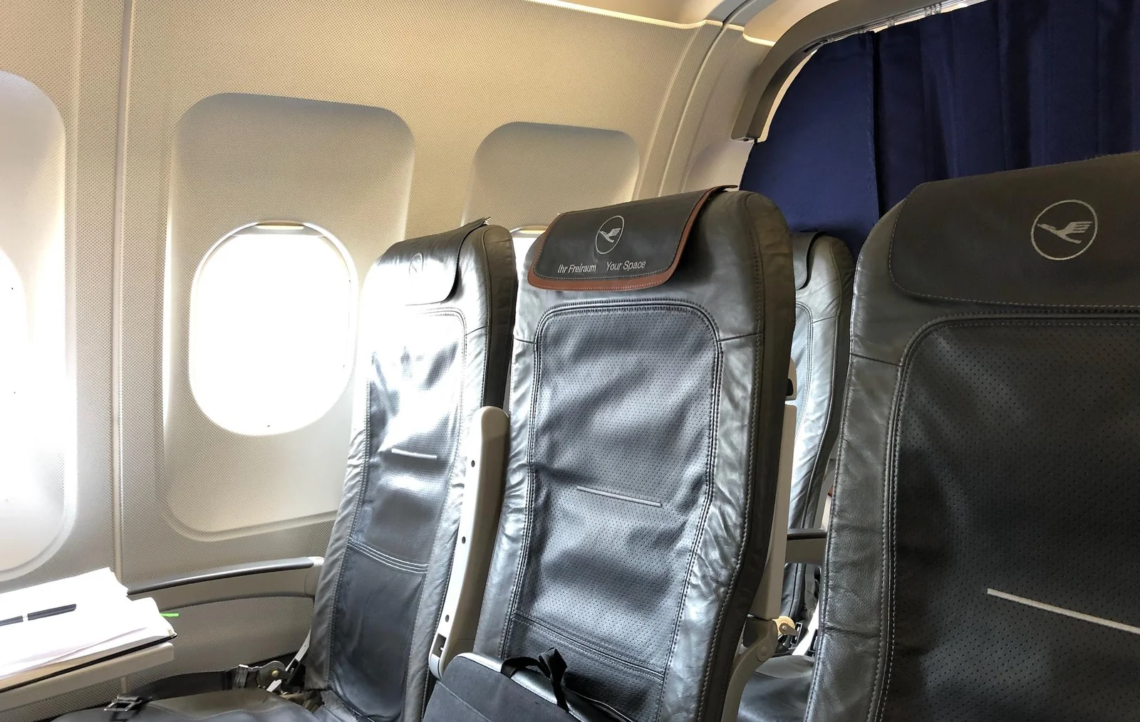 Кресла бизнес-класса Airbus A319 Lufthansa у иллюминаторов