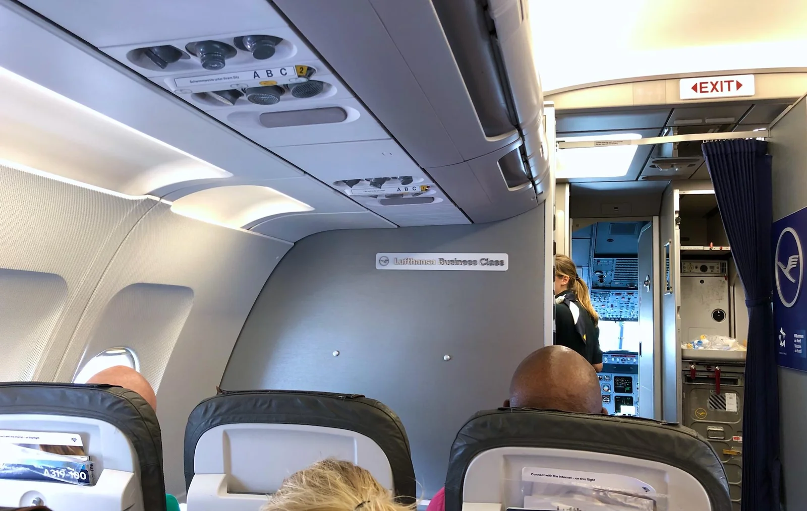 Табличка Lufthansa Business Class над первыми рядами A319