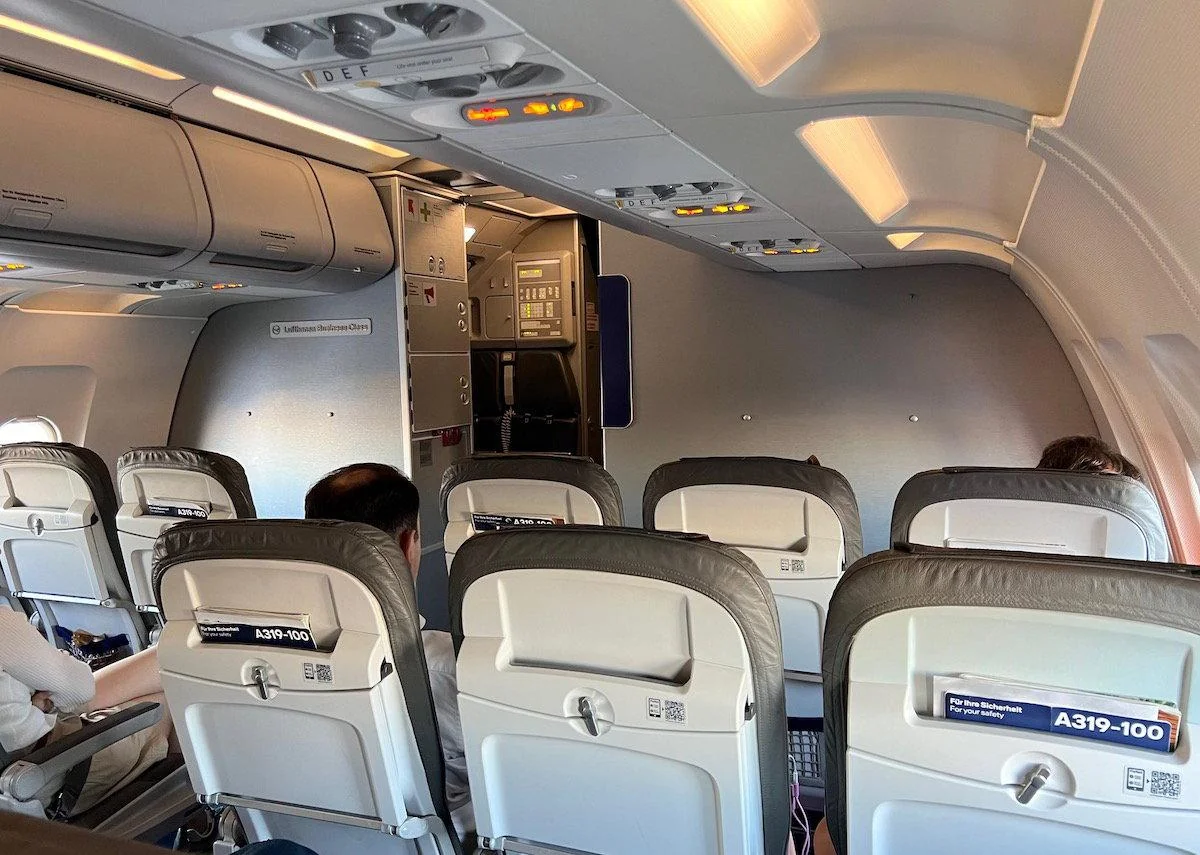 Ряды 3-3 в салоне Airbus A319 Lufthansa