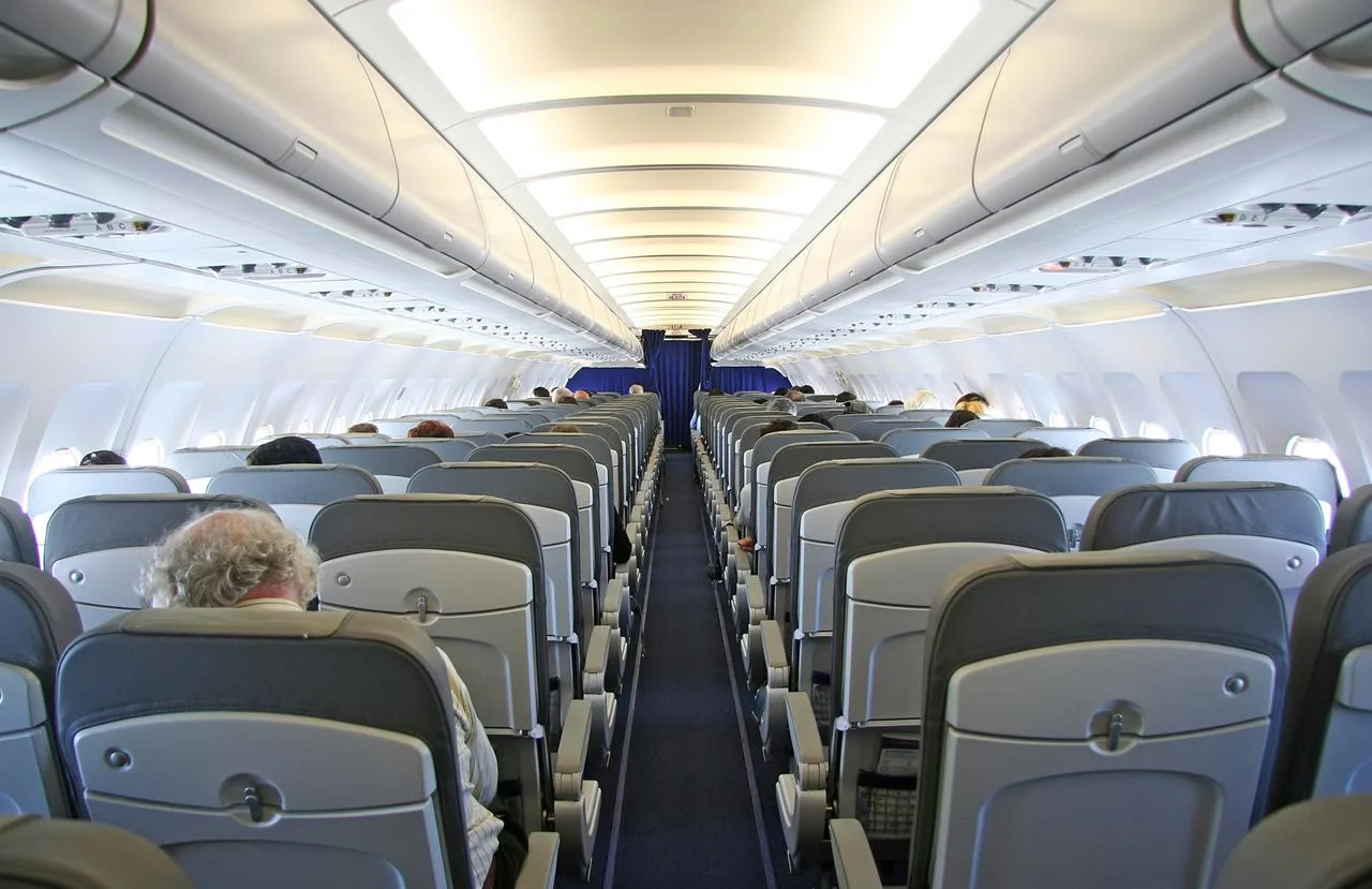 Проход и ряды салона Airbus A319 Lufthansa от хвоста