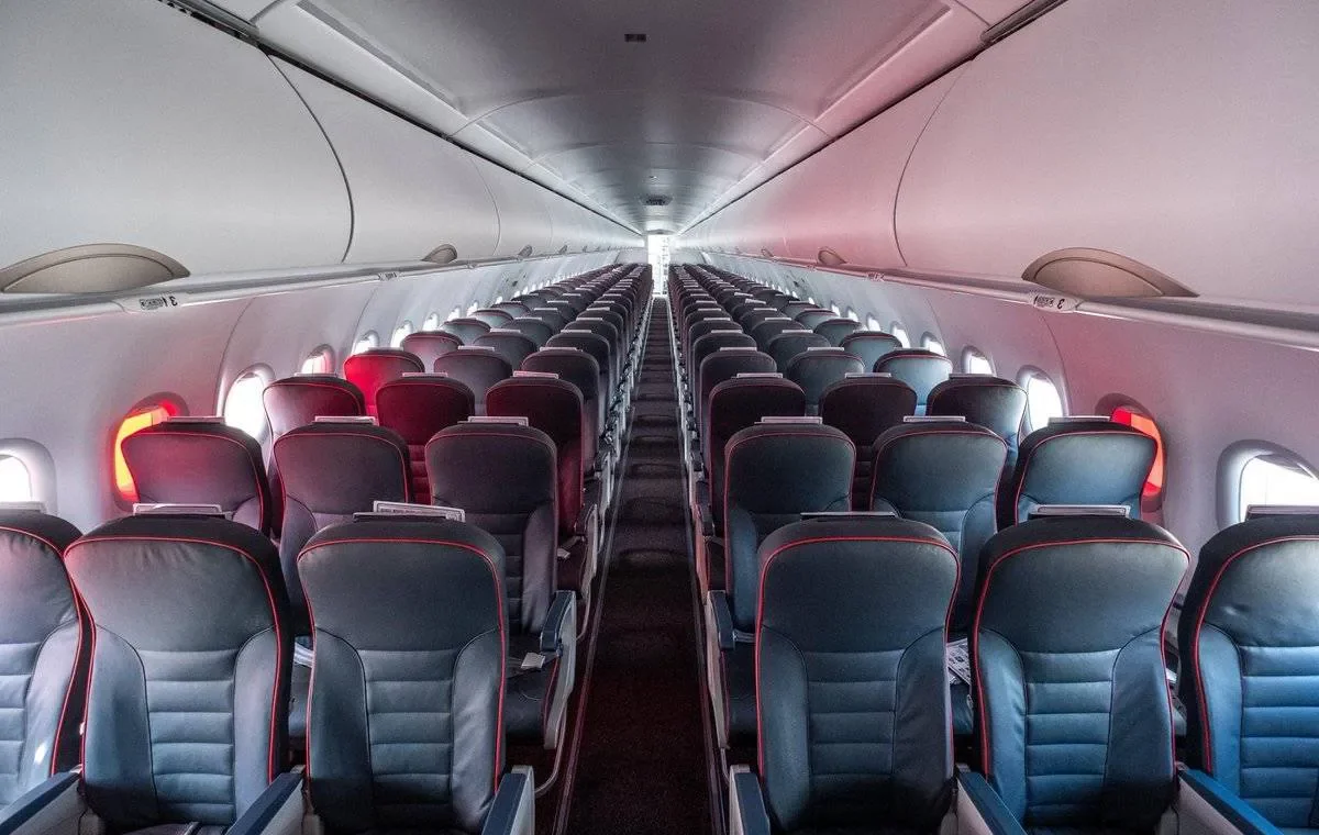 Салон эконом-класса Airbus A319 «Уральских авиалиний»: посадка 3-3 и два ряда кресел вдоль прохода