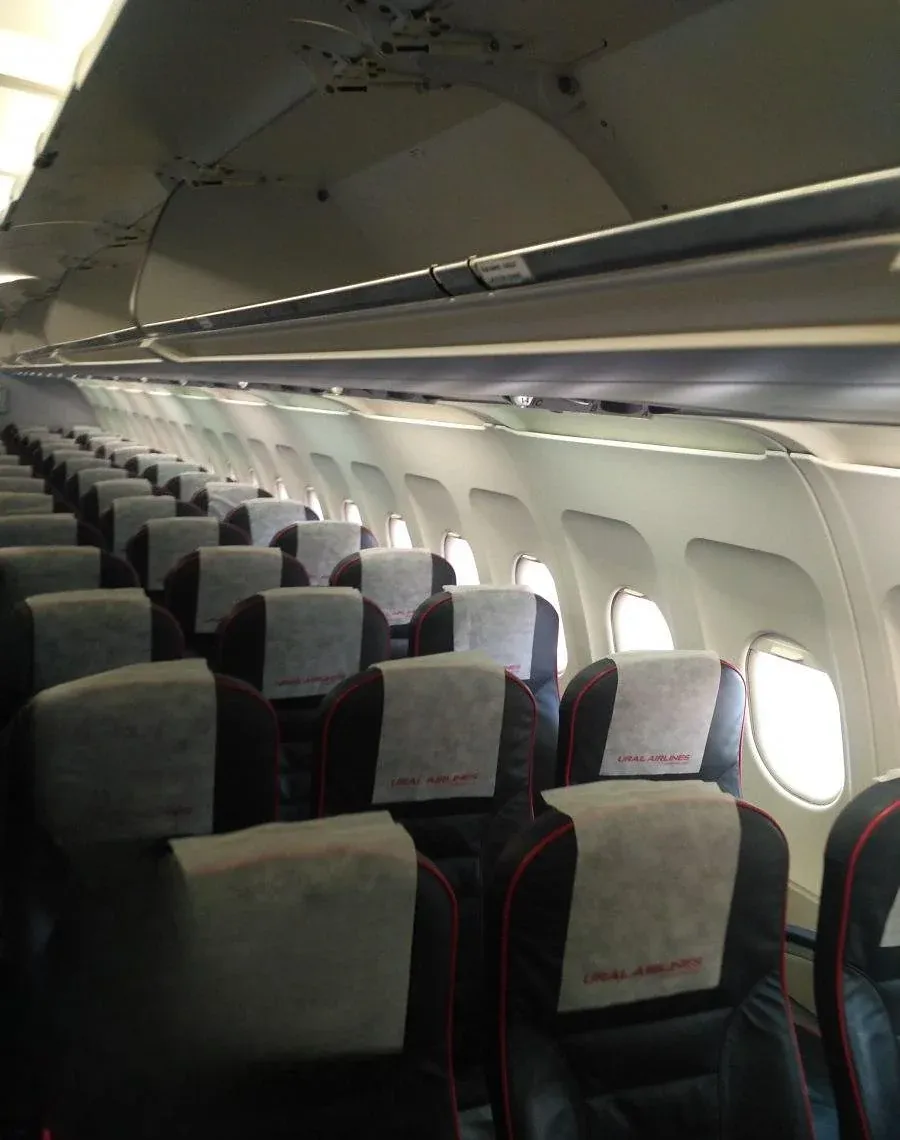 Эконом A319 «Уральских авиалиний» с чехлами URAL AIRLINES на подголовниках