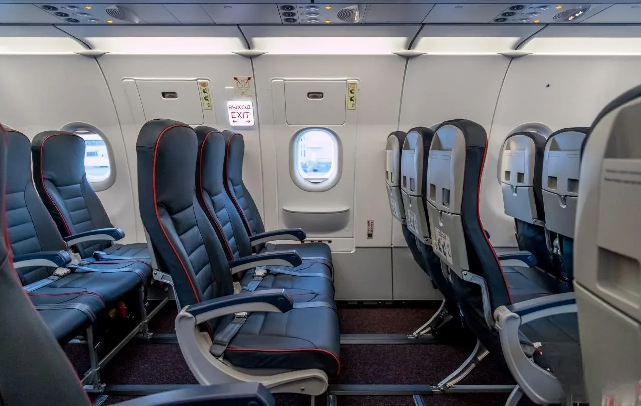 Ряд у аварийного выхода в Airbus A319 «Уральских авиалиний» с табличкой ВЫХОД EXIT