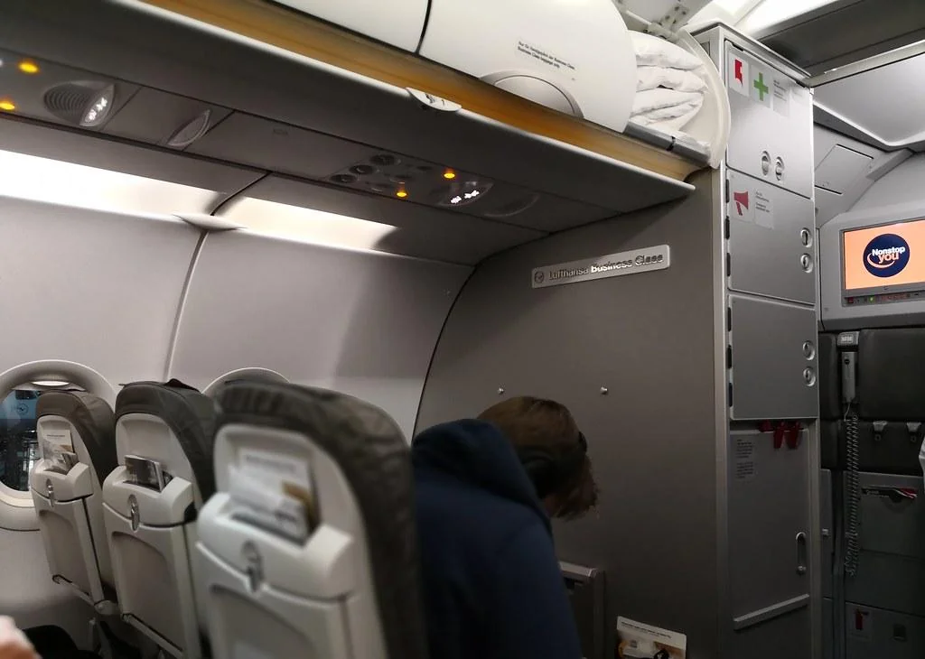 Салон бизнес-класса Airbus A320 Lufthansa с перегородкой
