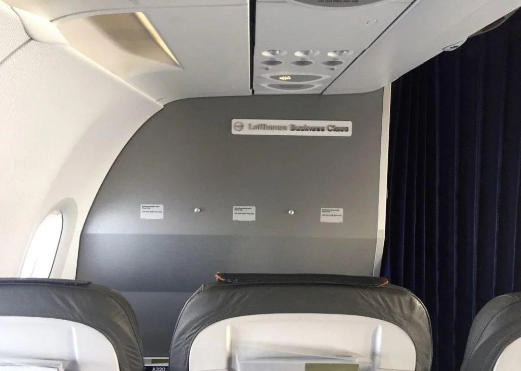 Перегородка с надписью Lufthansa Business Class в салоне A320