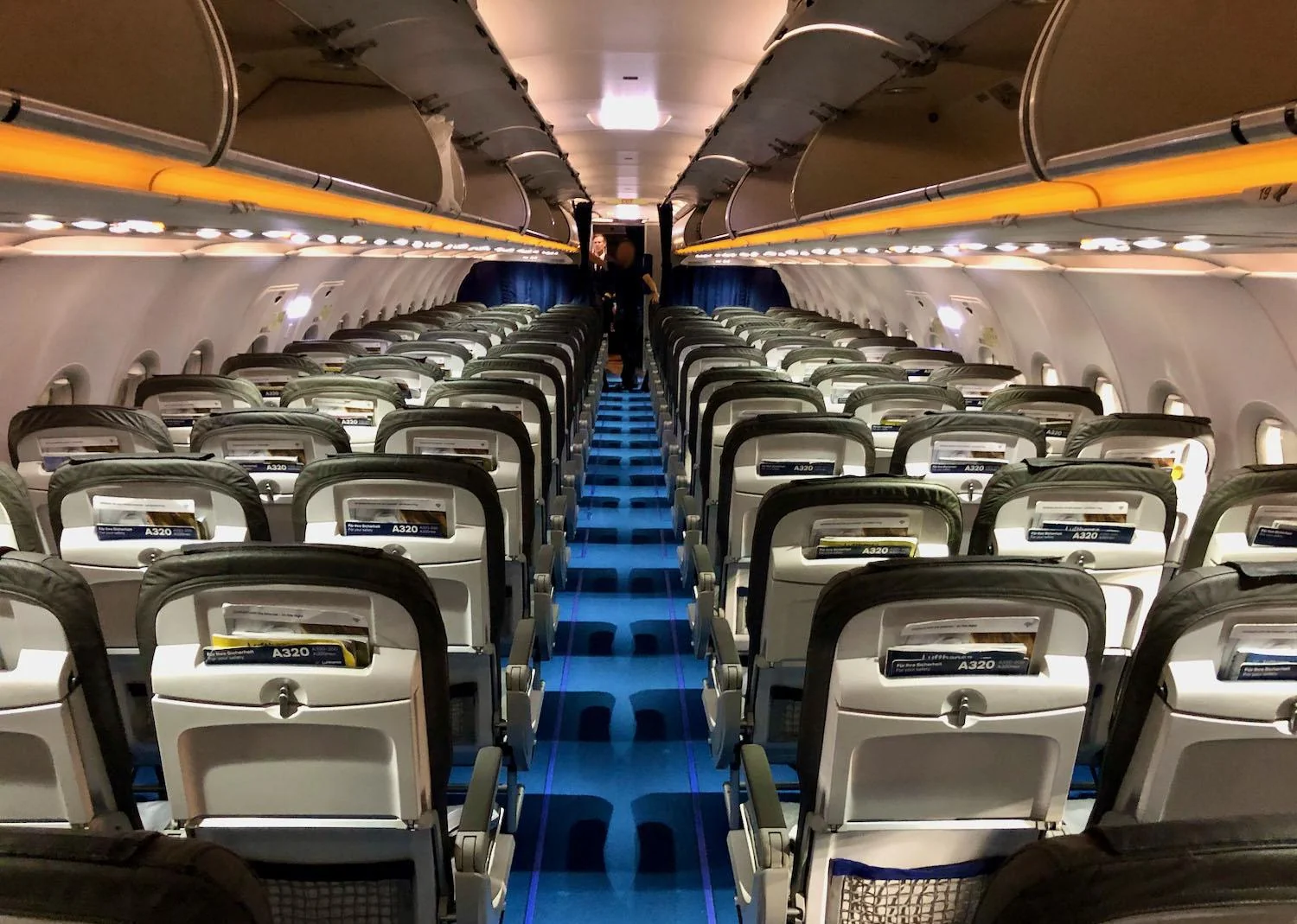 Ряды эконом-класса Airbus A320 Lufthansa с карманами A320