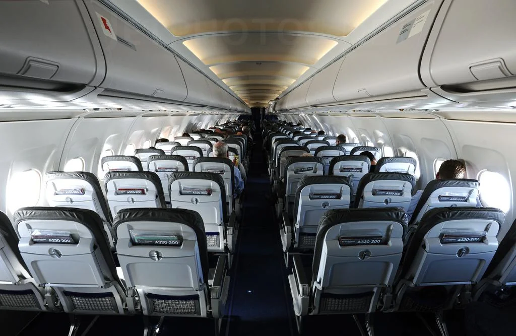 Проход между рядами 3-3 в салоне A320 Lufthansa