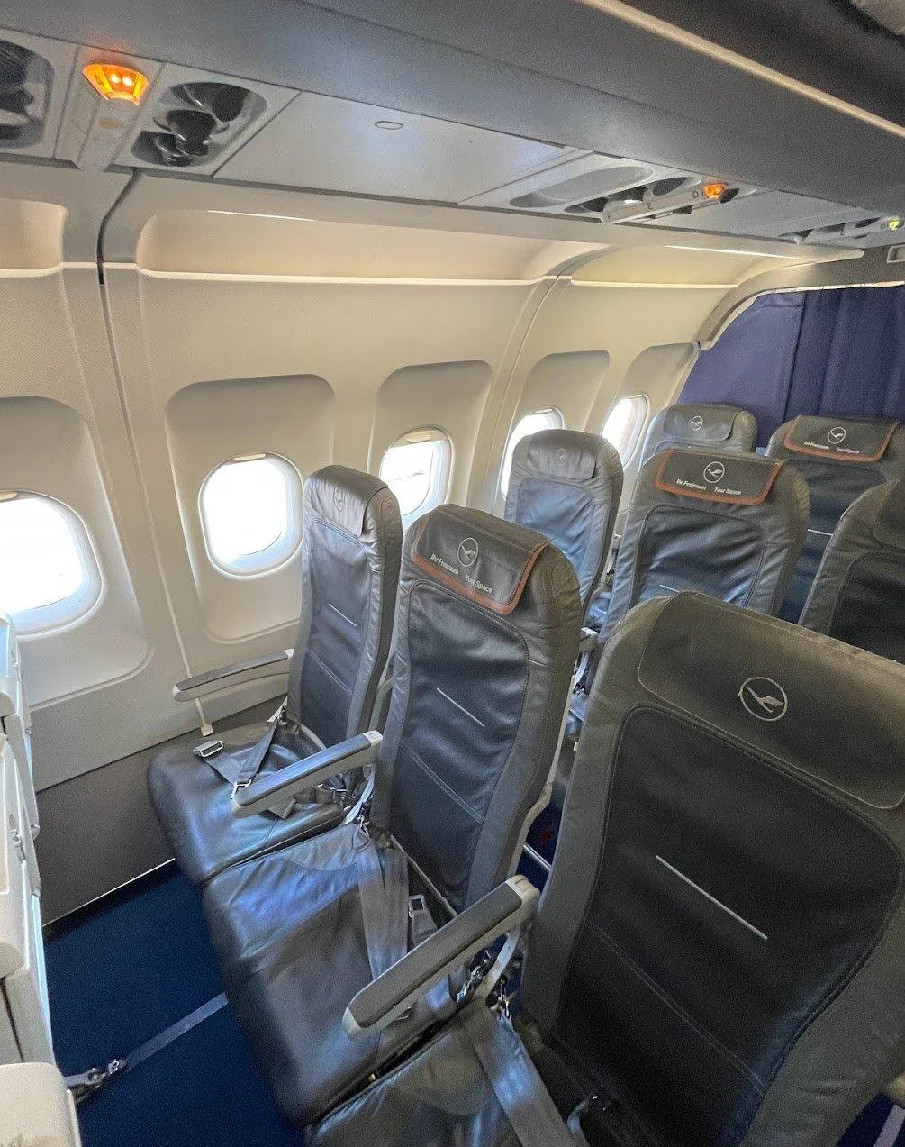 Кожаное кресло A320 Lufthansa у иллюминатора