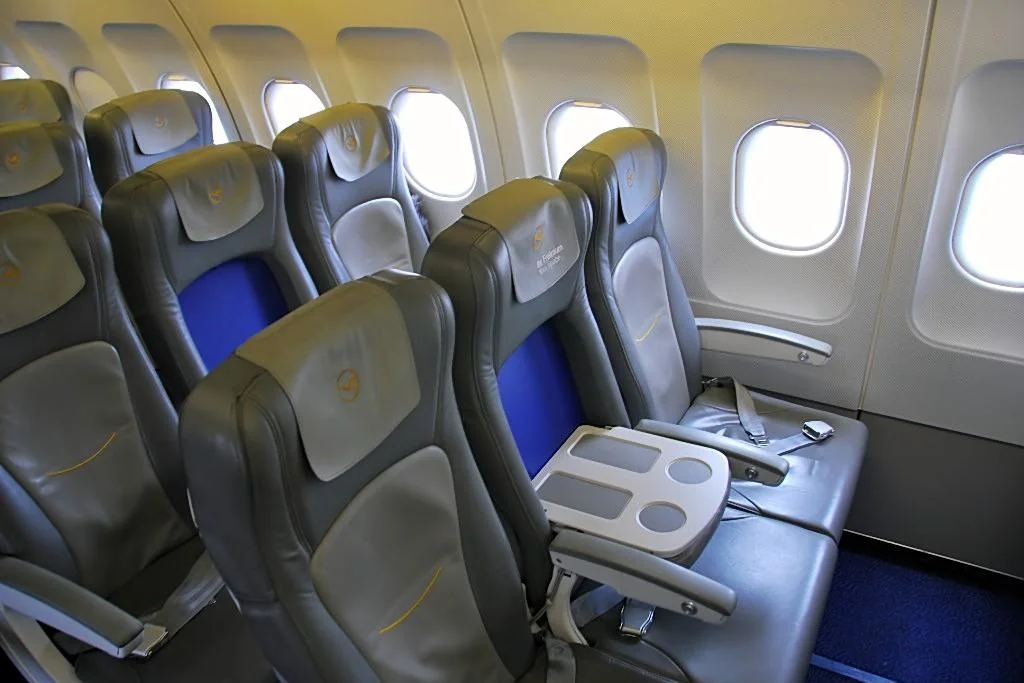 Столик и подлокотник кресла Airbus A320 Lufthansa