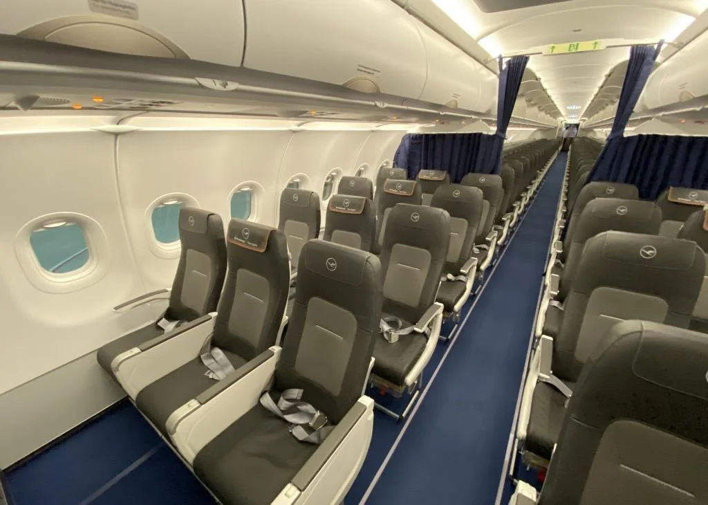 Ряд у окна в салоне A320 Lufthansa