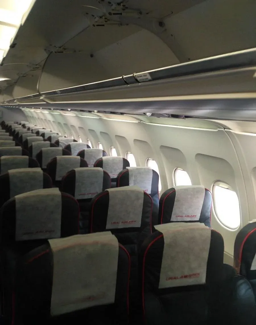 Кресла эконома A320 «Уральских авиалиний» с чехлами на подголовниках