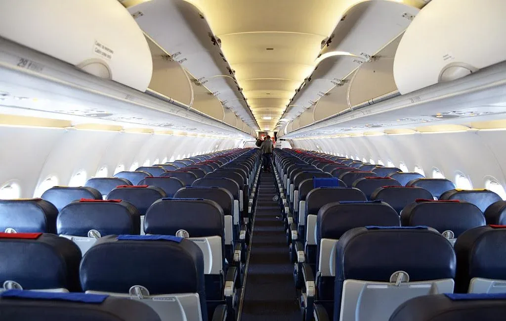 Пустой салон Airbus A320 Wizz Air: синие кресла по три с каждой стороны