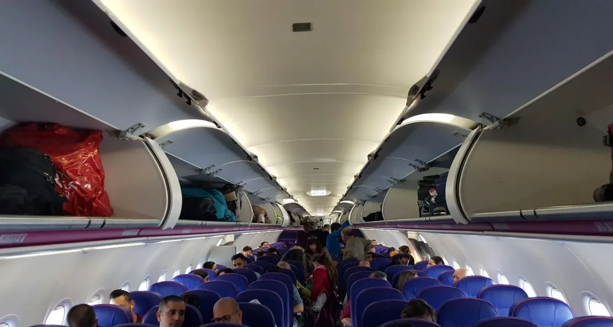 Салон A320 Wizz Air в полёте: пассажиры в синих креслах