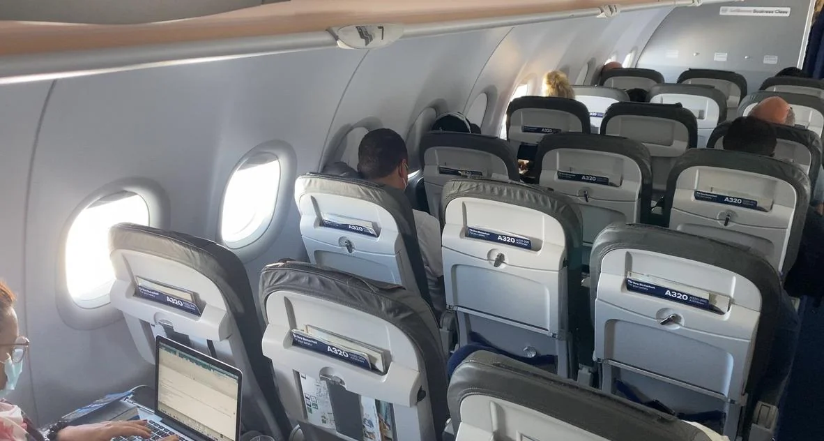 Карманы кресел с надписью A320neo в салоне Lufthansa