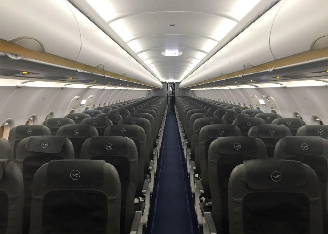 Пустой салон Airbus A320neo Lufthansa от хвоста