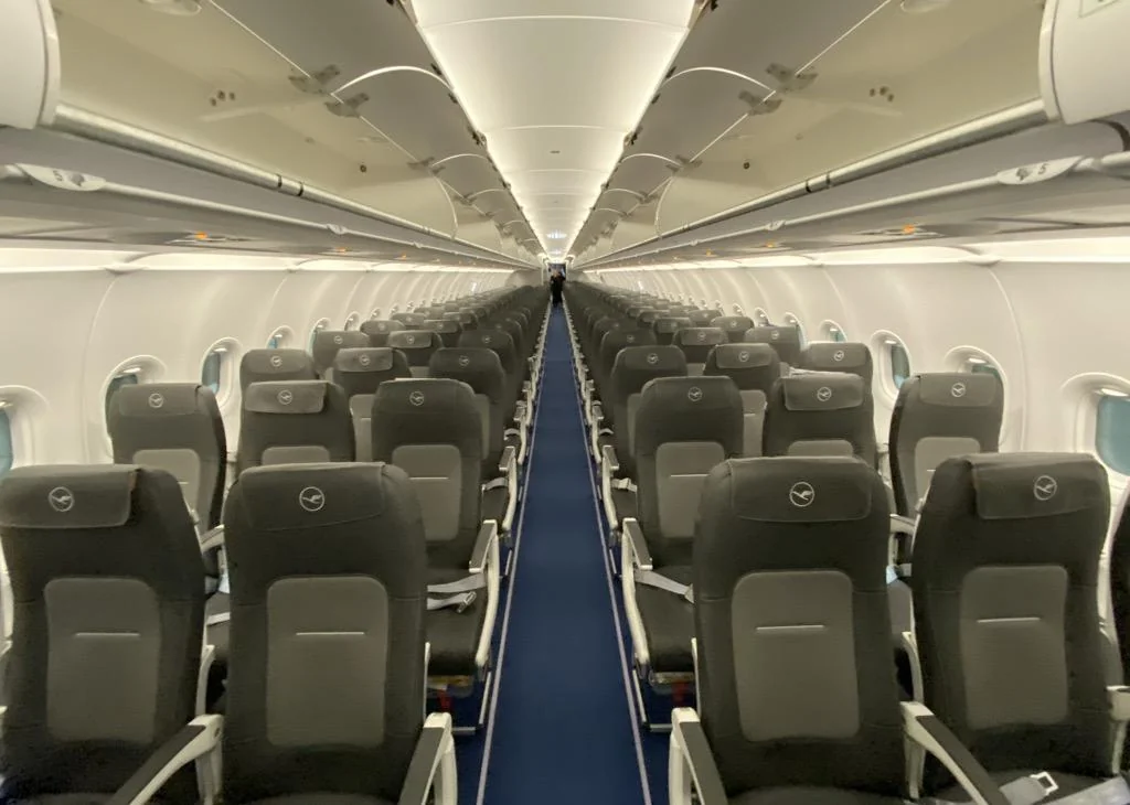 Проход и ряды 3-3 в A320neo Lufthansa