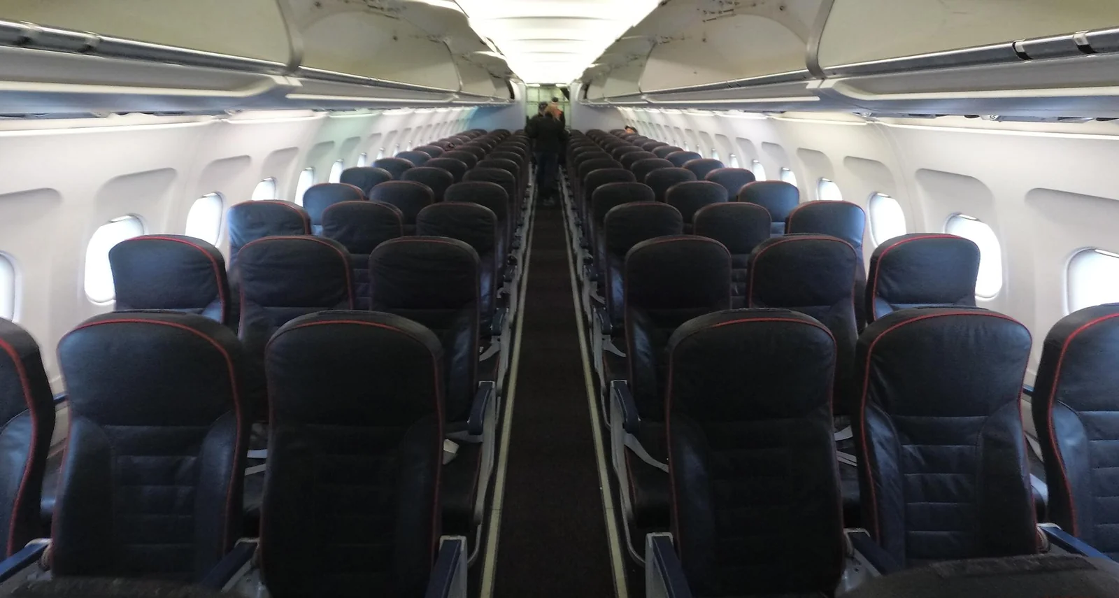 Салон эконом-класса Airbus A320neo «Уральских авиалиний», вид вдоль прохода