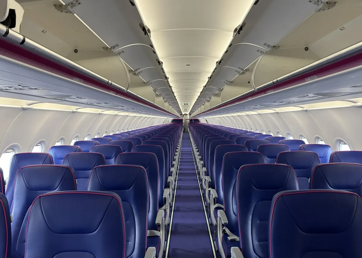 Пустой салон Airbus A320neo Wizz Air: синие кресла и единственный проход