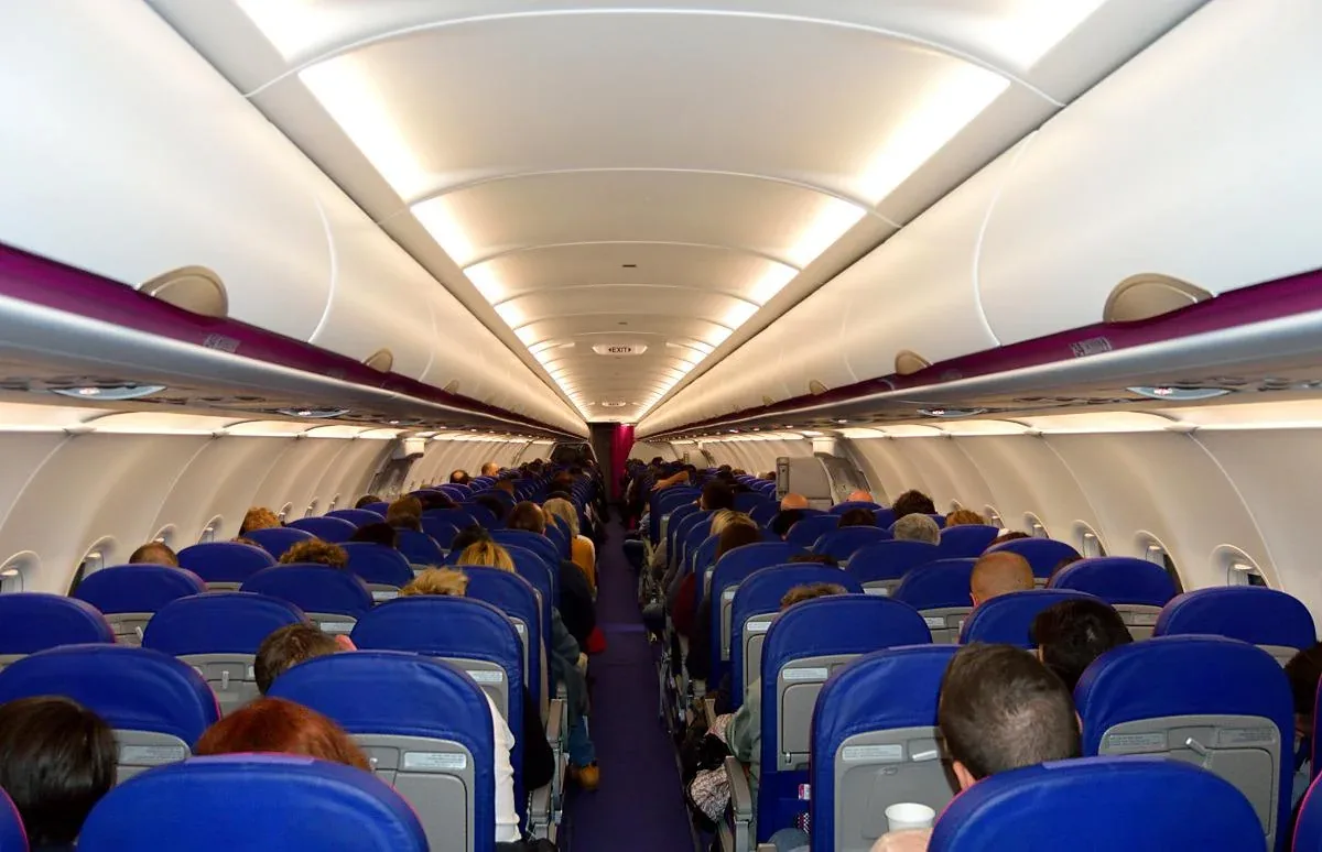 Салон A320neo Wizz Air в полёте: пассажиры в синих креслах