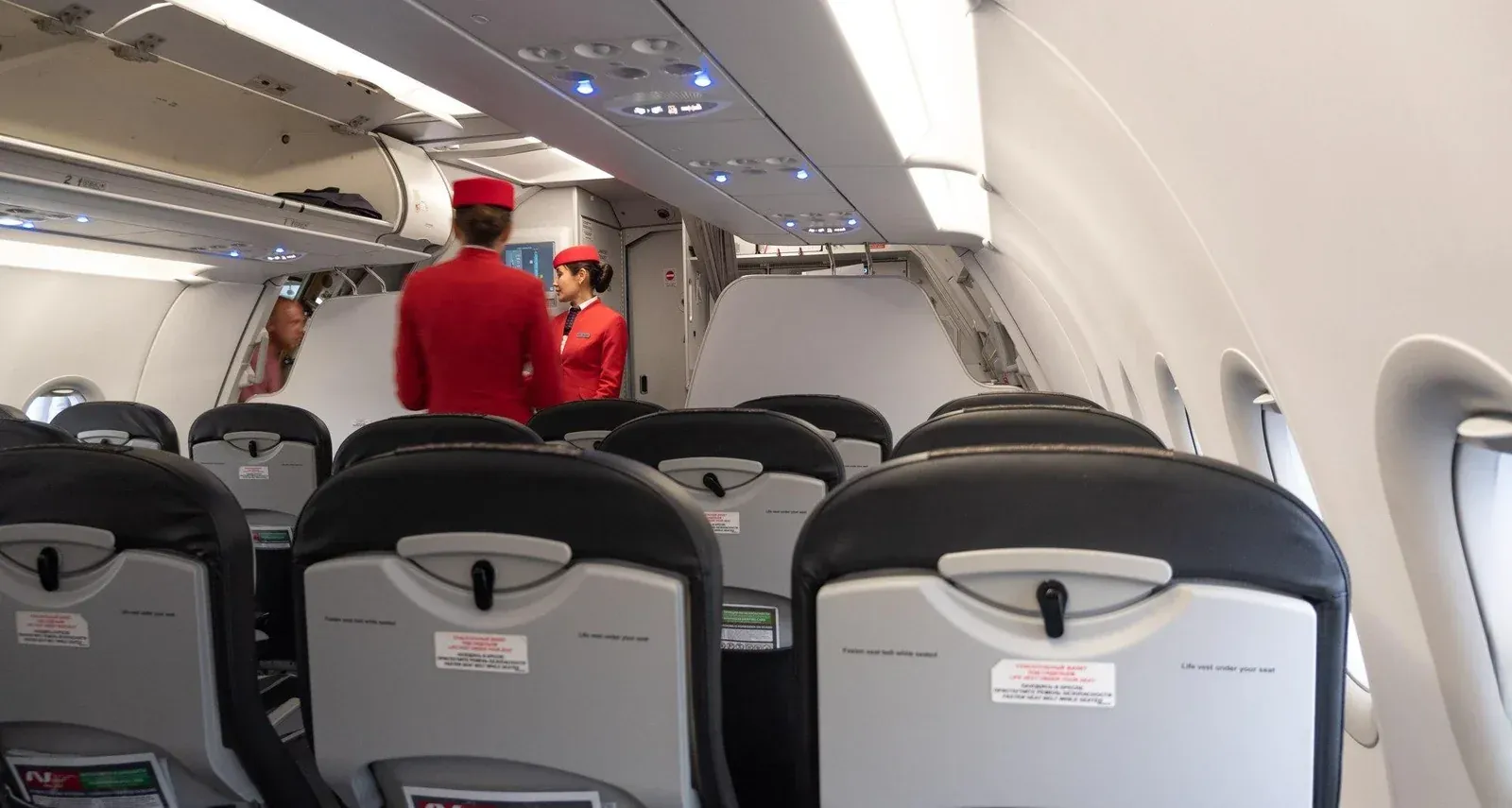Бортпроводники Nordwind в салоне A321 перед вылетом