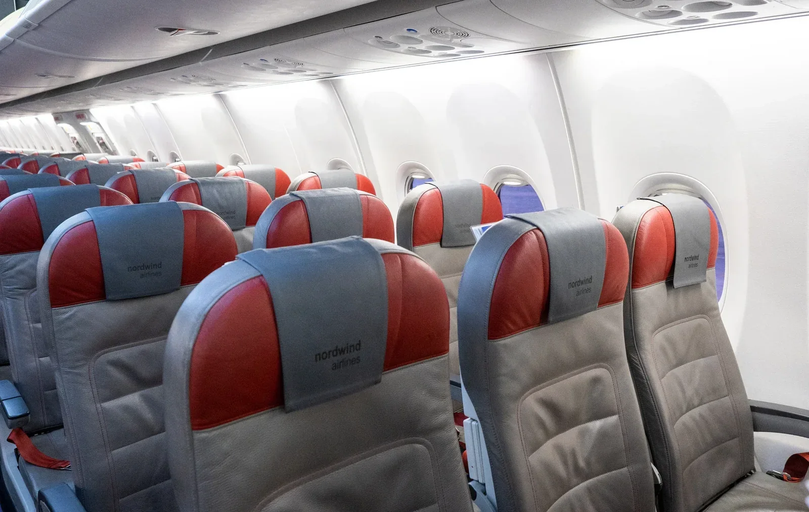 Экономический класс A321 Nordwind: красно-серые кресла по шесть в ряду