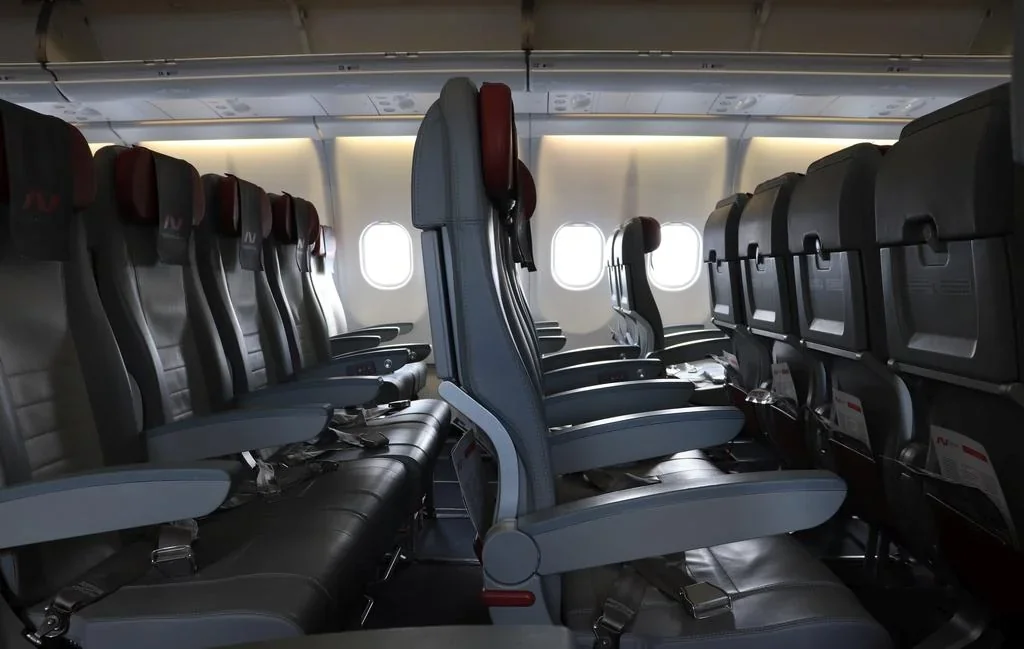 Ряды кресел A321 Nordwind, вид вдоль прохода к хвосту
