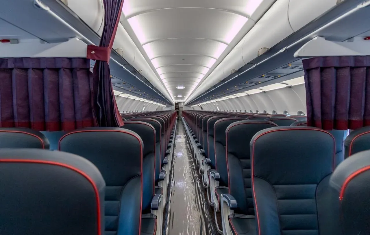 Салон Airbus A321 «Уральских авиалиний»: ряды по шесть кресел вдоль всего прохода