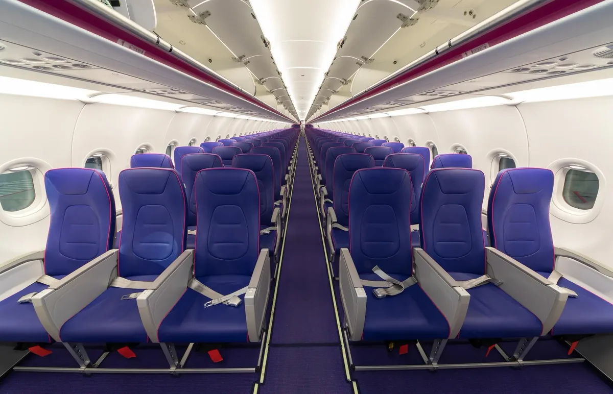 Салон Airbus A321 Wizz Air: пустые ряды синих кресел