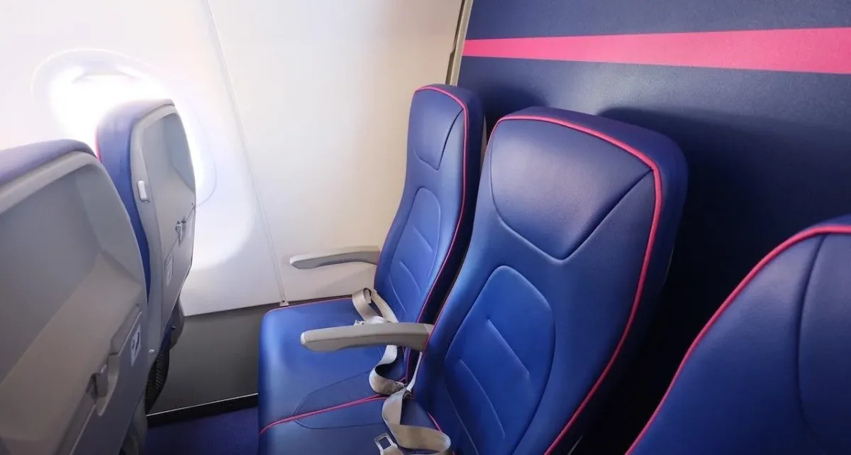 Кресла A321 Wizz Air крупным планом: синяя кожа с розовой окантовкой