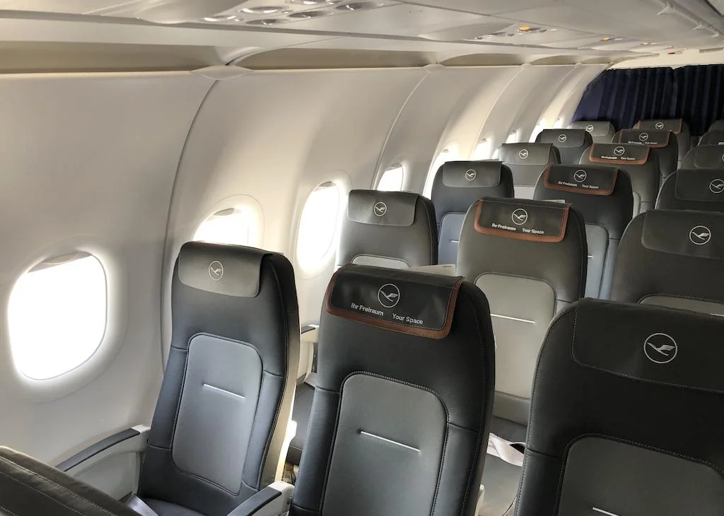 Кресла бизнес-класса Airbus A321neo Lufthansa у иллюминаторов