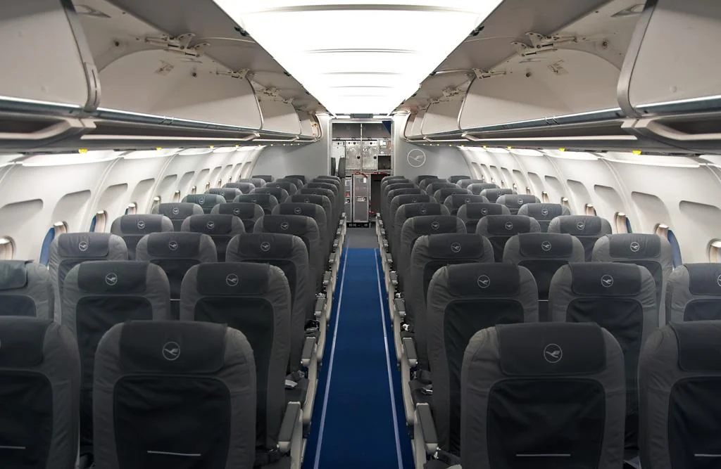 Пустой салон Airbus A321neo Lufthansa от передних рядов