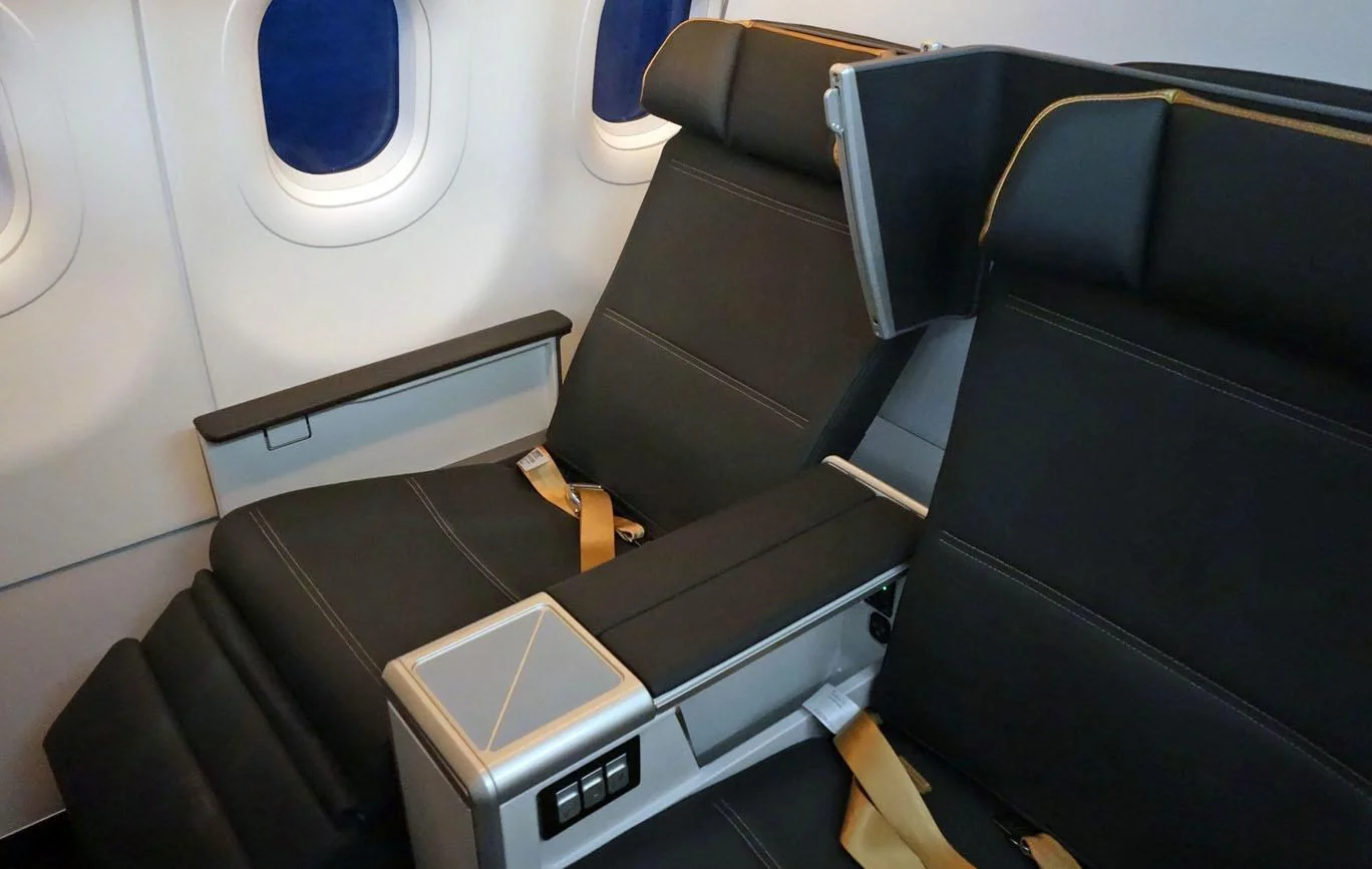 Кресло бизнес-класса Airbus A321neo Turkish Airlines у иллюминатора