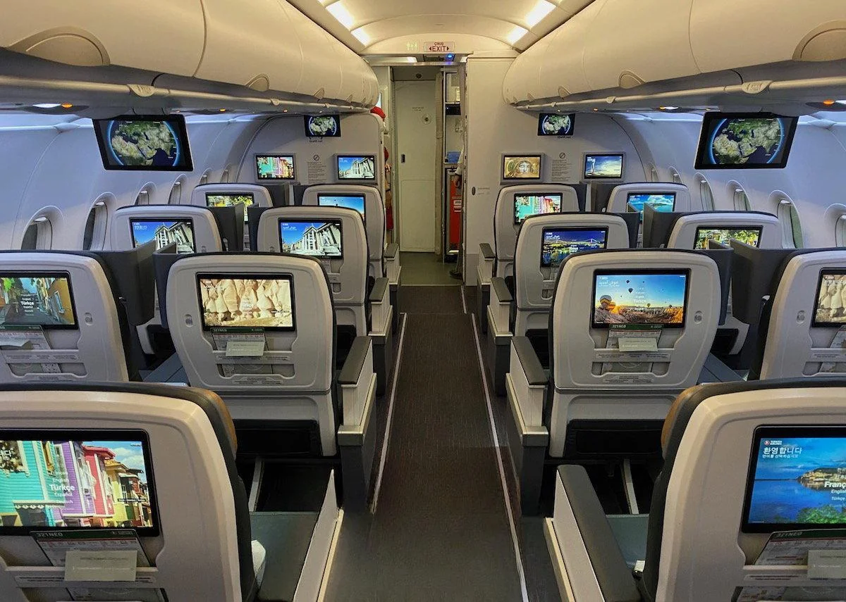 Эконом-класс Airbus A321neo: экраны в спинках и посадка 3-3