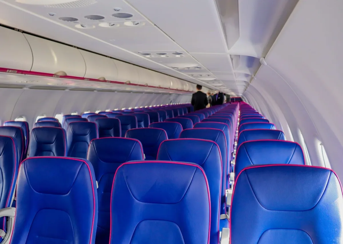Салон Airbus A321neo Wizz Air: ряды синих кресел 3-3 вдоль прохода