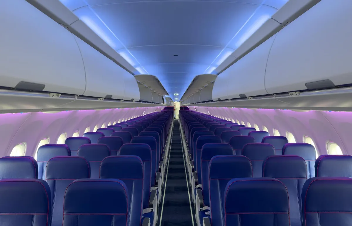 Проход A321neo Wizz Air при вечерней подсветке салона