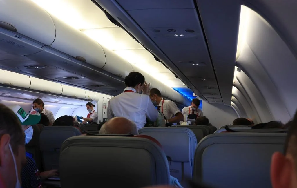 Раздача питания в салоне A330-200 Nordwind