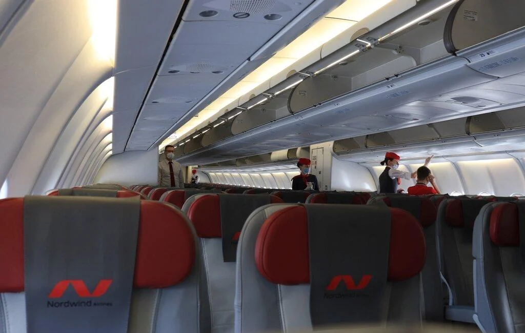 Салон A330-200 Nordwind: красные подголовники с логотипом авиакомпании