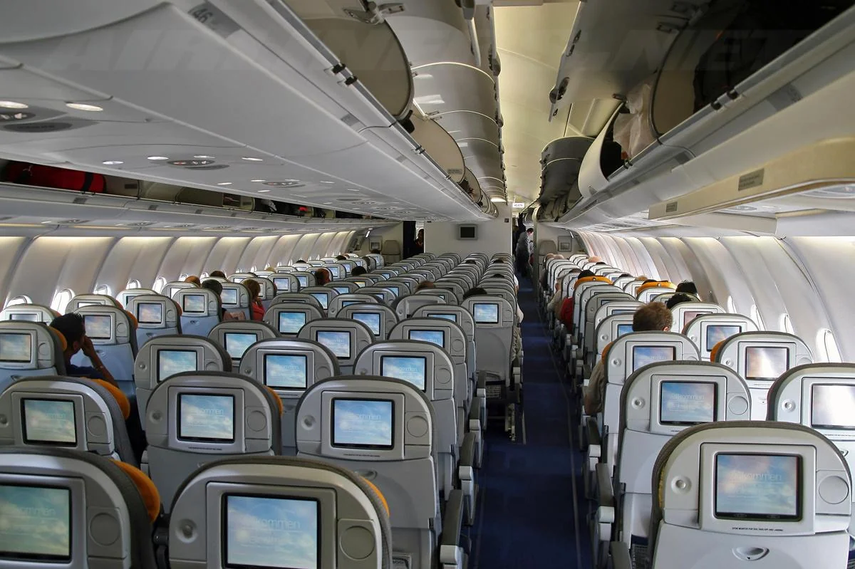 Салон эконом-класса Airbus A330-300 Lufthansa